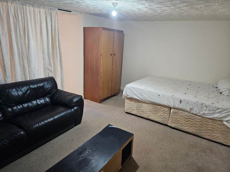 A Studio Room with BILLS INCLUSIVE in Oldham (OL9 7QY)