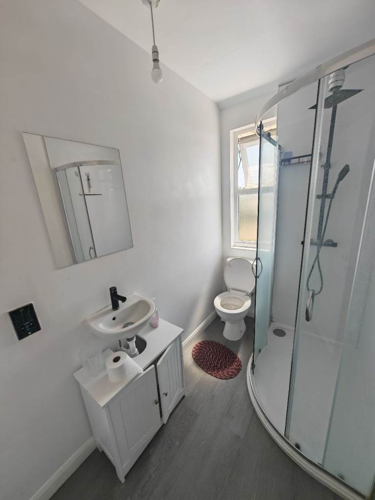 🏡 Furnished 2-Bedroom Flat  to Rent – Rushden, NN10 9QG