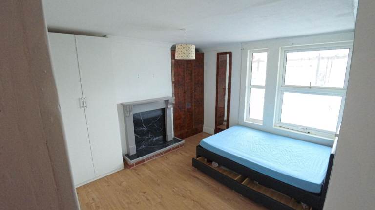 LARGE DOUBLE ROOM TO RENT for only 700 Dagenham (RM10 7YA)