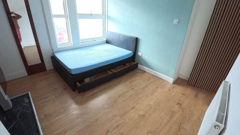 LARGE DOUBLE ROOM TO RENT for only 700 Dagenham (RM10 7YA)