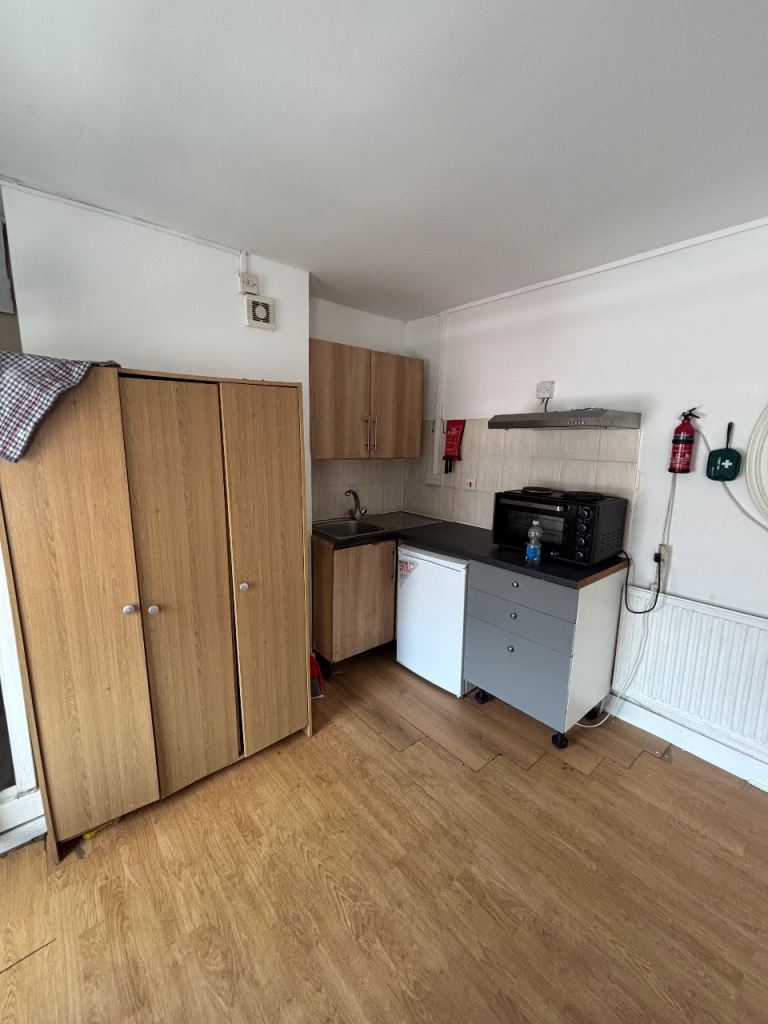🏙️✨ Spacious Studio Room for 2 in Walthamstow E17 7JH – £850 pcm | 4 Mins to Central Station! 🚇