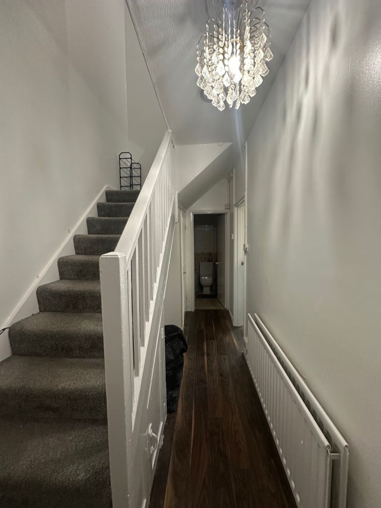 NEWLY RENOVATED DOUBLE ROOM IN DAGENHAM RM9 6L | PRIVATE FRIDGE/FREEZER | ALL BILLS INCLUDED 🔥  📍 Location: Rowdowns Road, Dagenham, London 📮 Postcode: RM9 6L