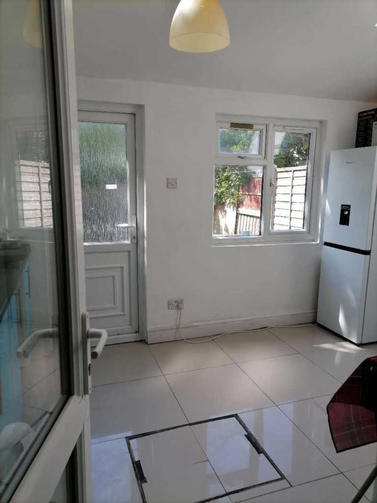 Loving double room to rent for professional including bills Mitcham, London £800pm (CR4 1SG)