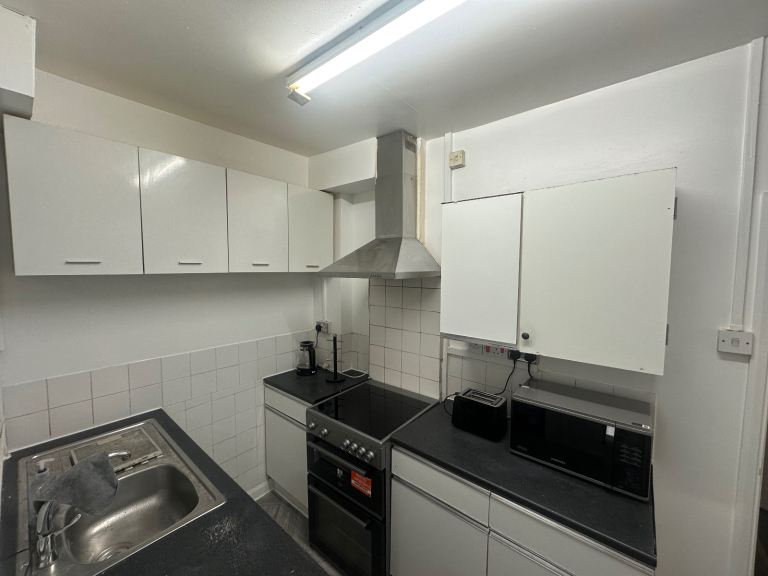 NEWLY RENOVATED DOUBLE ROOM IN DAGENHAM RM9 6L | PRIVATE FRIDGE/FREEZER | ALL BILLS INCLUDED 🔥  📍 Location: Rowdowns Road, Dagenham, London 📮 Postcode: RM9 6L