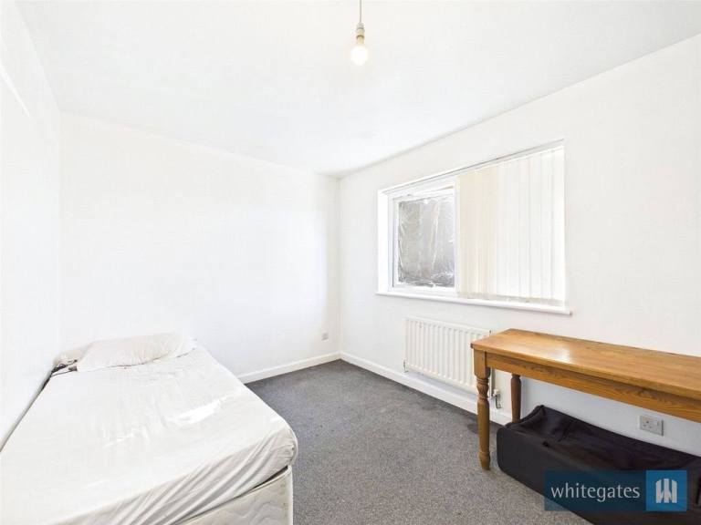 3 Bed Semi-Detached House, Eversley Drive, Bradford (BD4 0EQ)