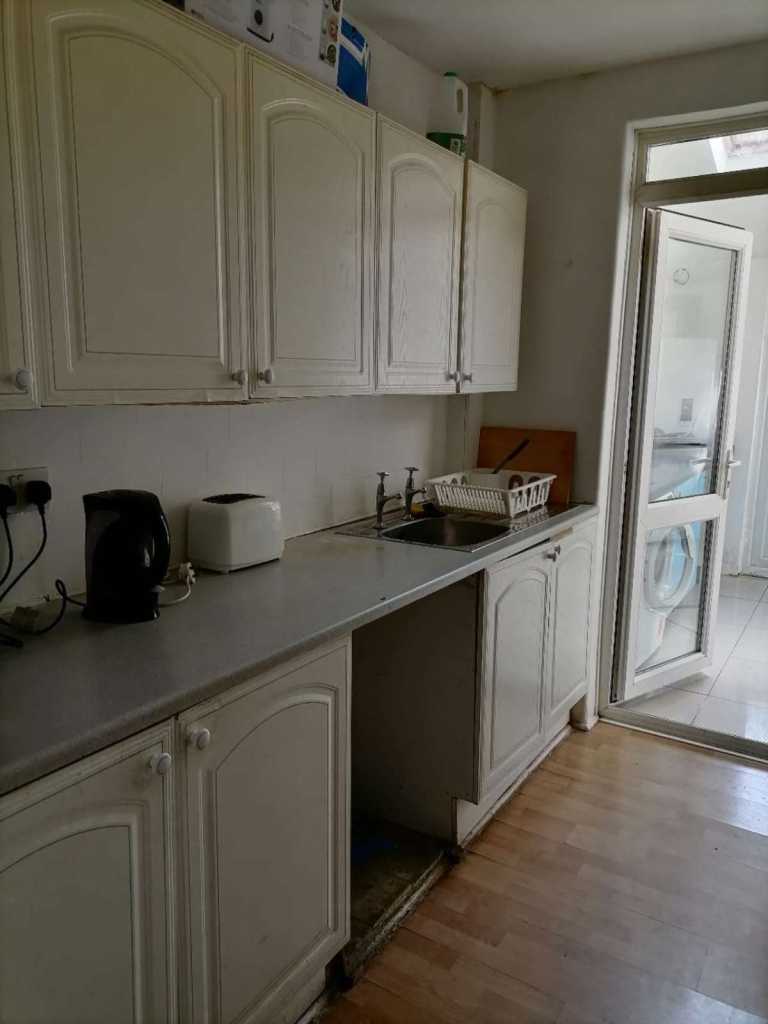 Loving double room to rent for professional including bills Mitcham, London £800pm (CR4 1SG)