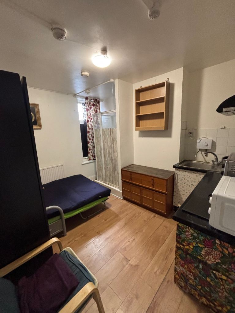 🏙️✨ Studio Room on Walthamstow High Street E17 7JH – £650 pcm | 4 Mins to Central Station! 🚇