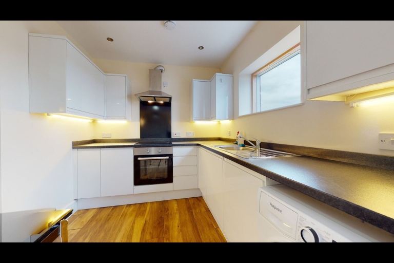Spacious Double Room in 2-Bed 2-Bath Flat – Chingford, E4 8JL