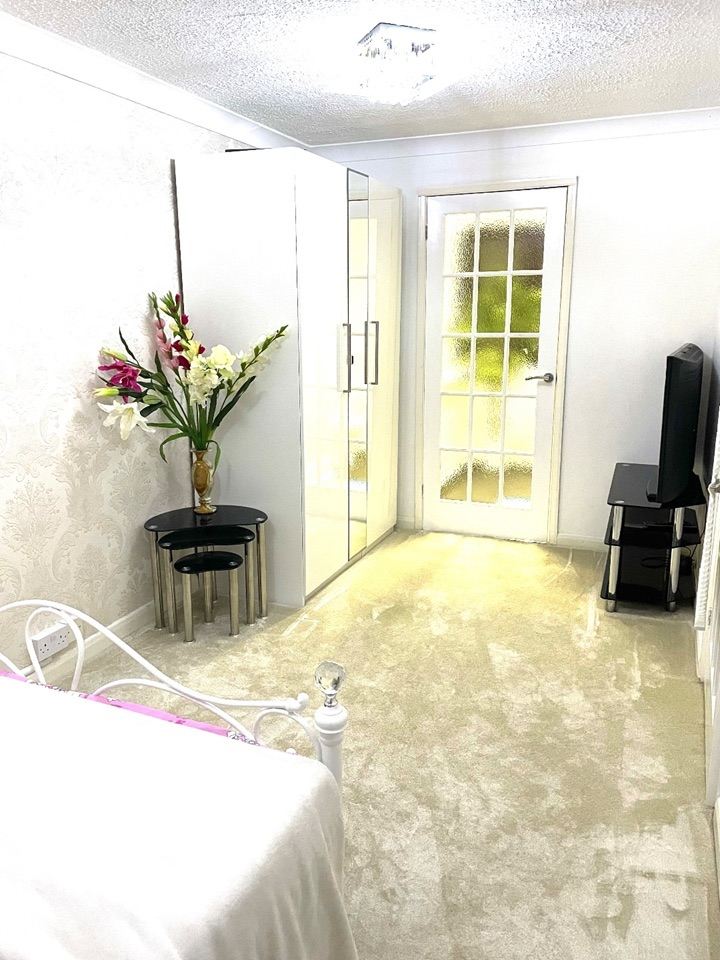 Double Room with Large En-suite (MK8 8BU)