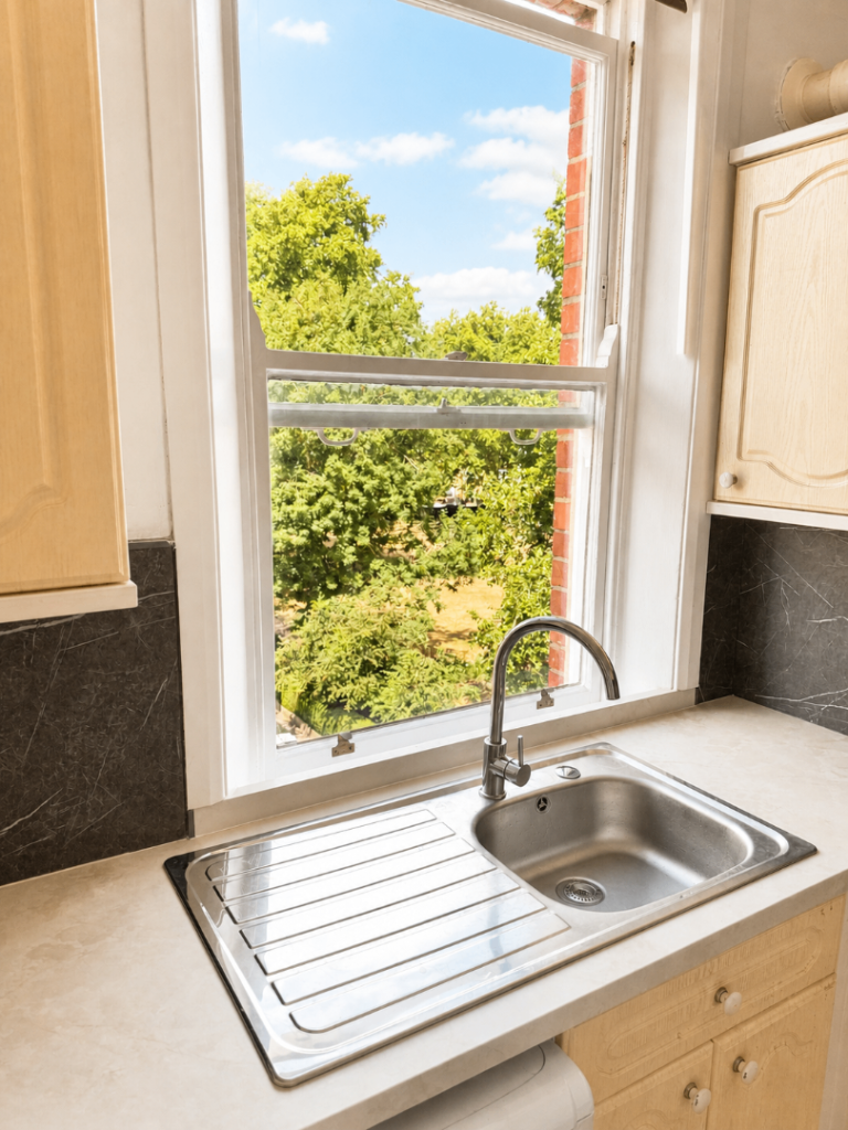 Bright 2-Bed Flat overseeing Nevern Square, Earl's Court SW5 9PD