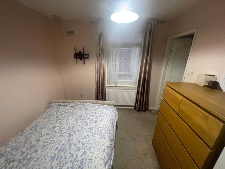 Only 1 room near Oaklands collage