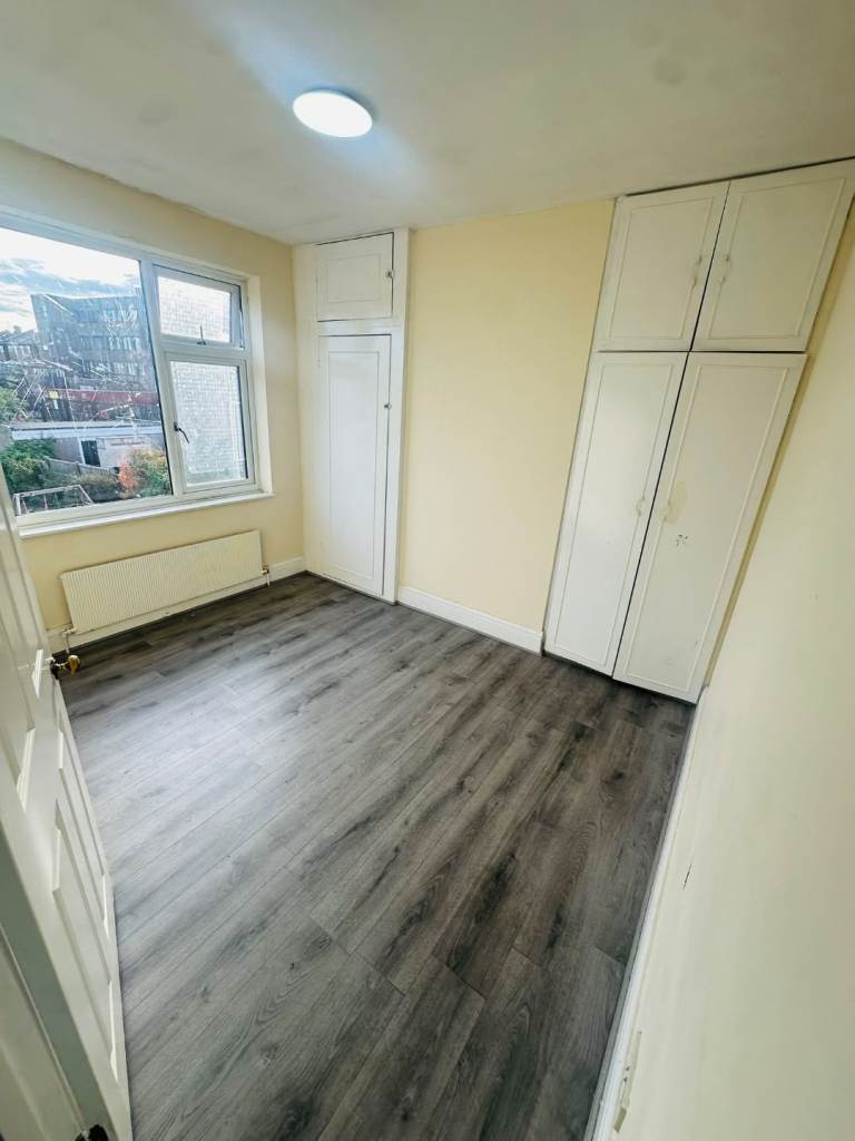 Beautifil 4 bed house to let in baron gardens (IG6 1NX)
