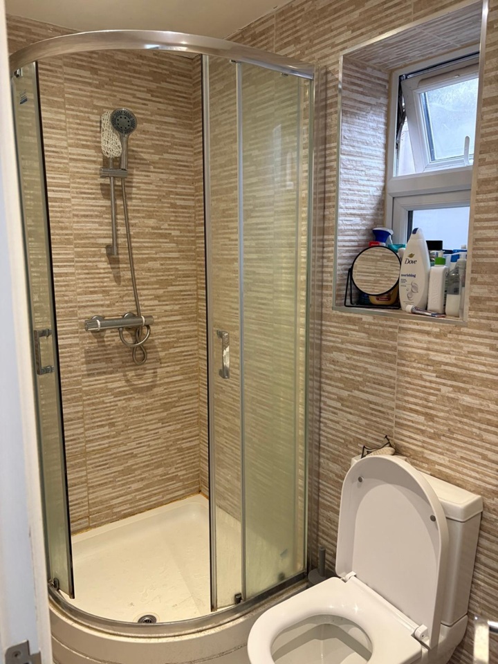 Bed space available in a double room in a sharing house at Chandos rd, Stratford E15 1TX