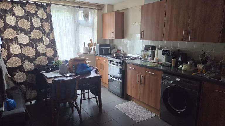 Master room available to let