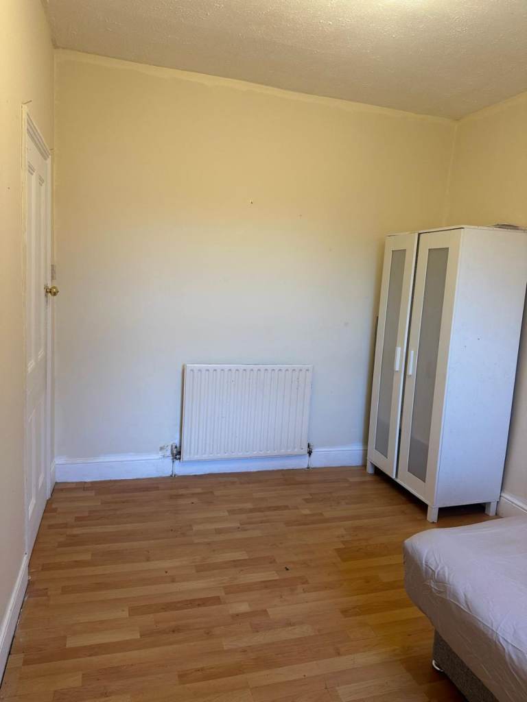BIG ROOM TO LET IN STROOD ME2 4DG, CLOSE TO THE TRAIN STATION AND STROOD HIGH STREET (ME2)