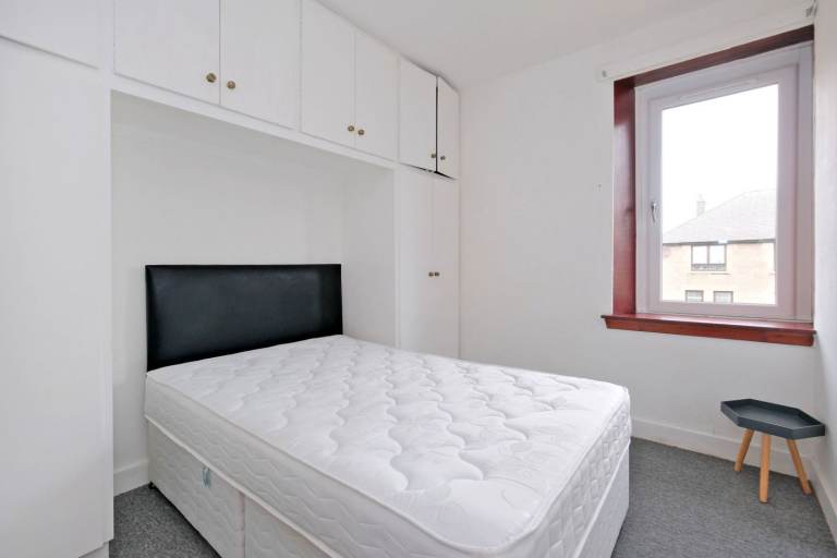 Fully furnished 2 bed upstairs flat, opposite to Aberdeen Uni, available immediately