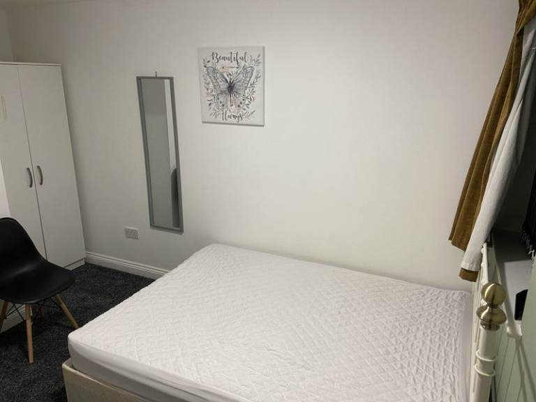 🏡 Spacious Fully Furnished Double Room to Rent | All Bills Included | Narborough Road, Leicester LE3 1AX