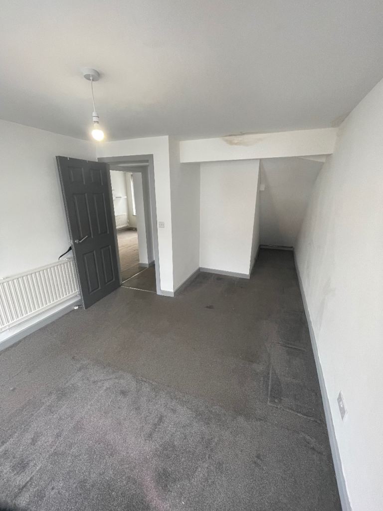 🏡✨ Spacious 2-Bedroom Flat in Burnham SL1 7JX – Private Parking + Bills Included! 🚗🚇