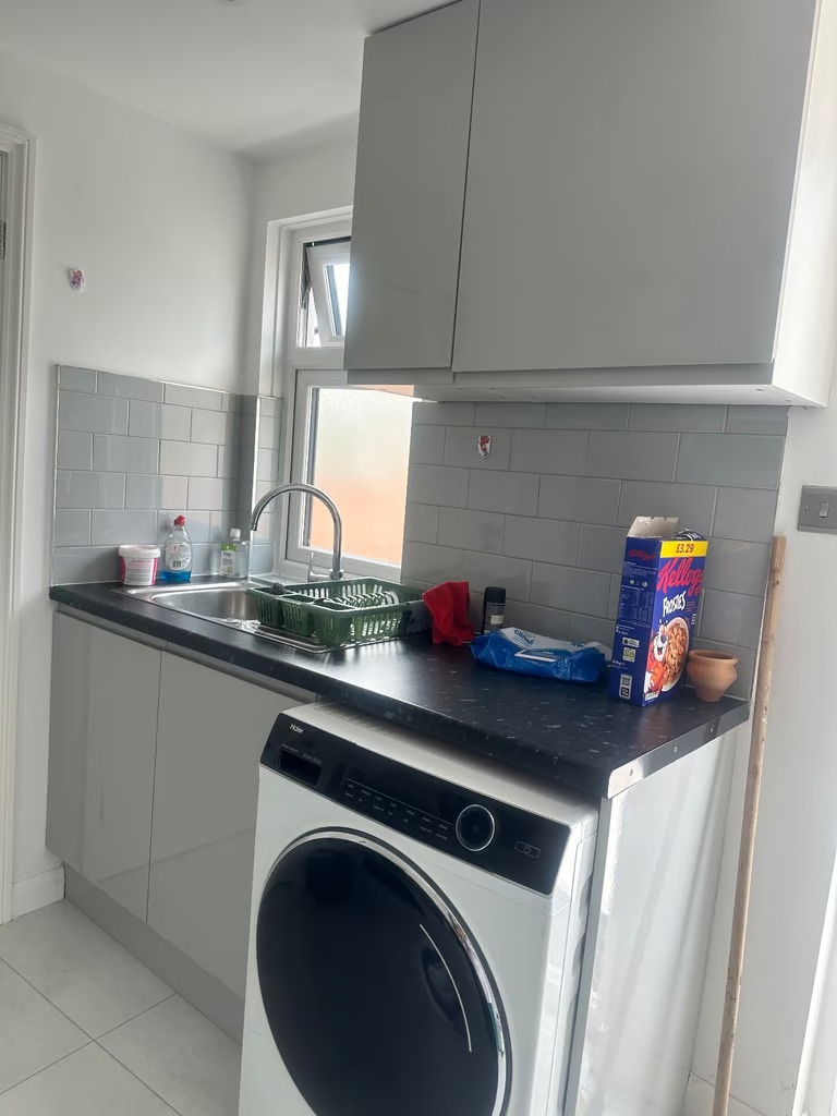 Fully Furnished Studio near ilford station for Asian/European Professional tenants