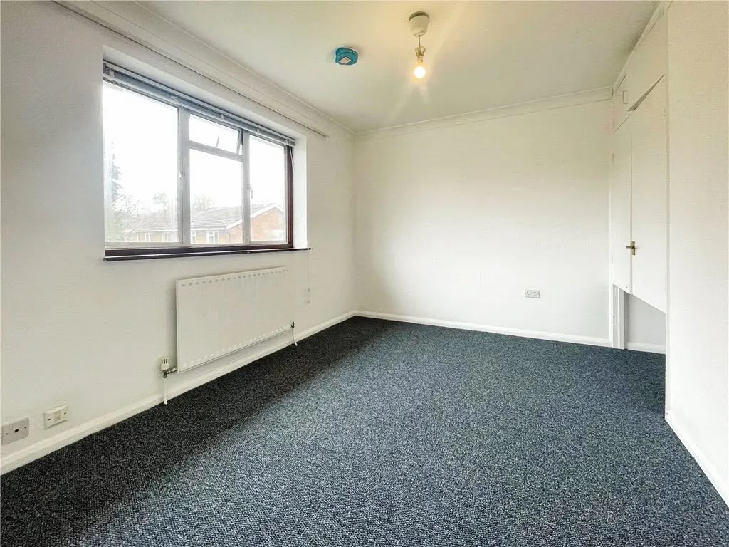 🏡 Spacious 4-Bedroom House – TW20 0TQ