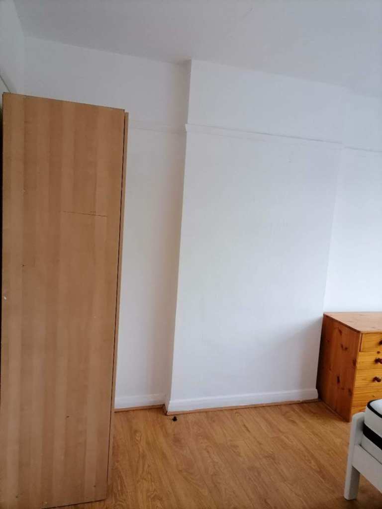 Loving double room to rent for professional including bills Mitcham, London £800pm (CR4 1SG)