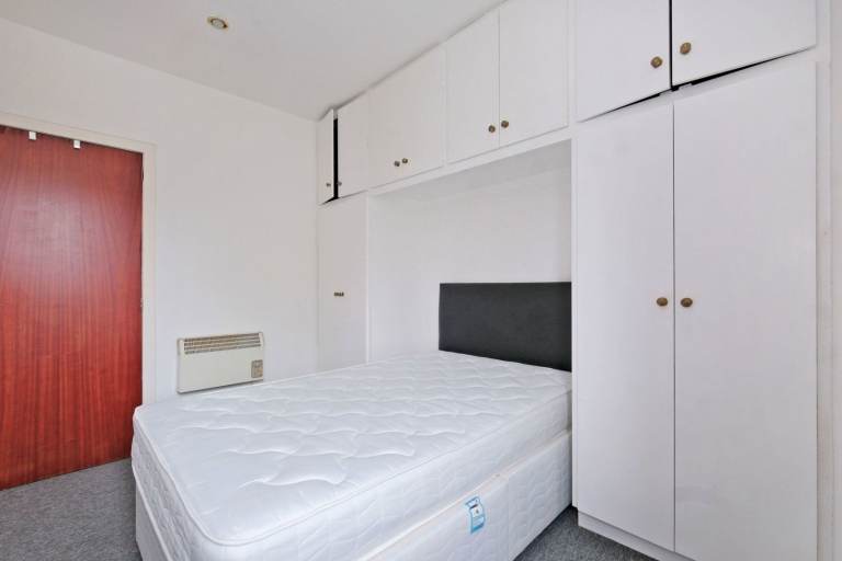 Fully furnished 2 bed upstairs flat, opposite to Aberdeen Uni, available immediately