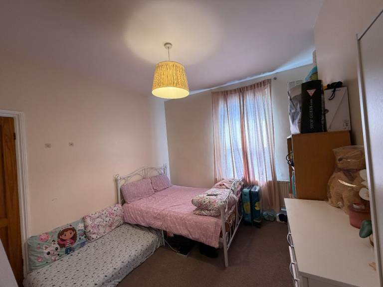 🏡 Room share Available for a female – Wards Road, Redbridge, London (IG2 7BA)