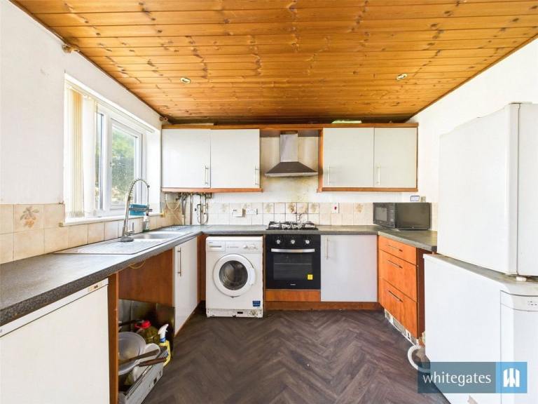 3 Bed Semi-Detached House, Eversley Drive, Bradford (BD4 0EQ)