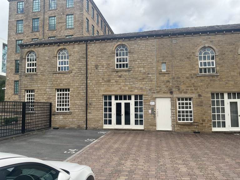 2 Bedroom Flat, 1st Floor - Near University of Huddersfield £675pm (HD1 3DN)
