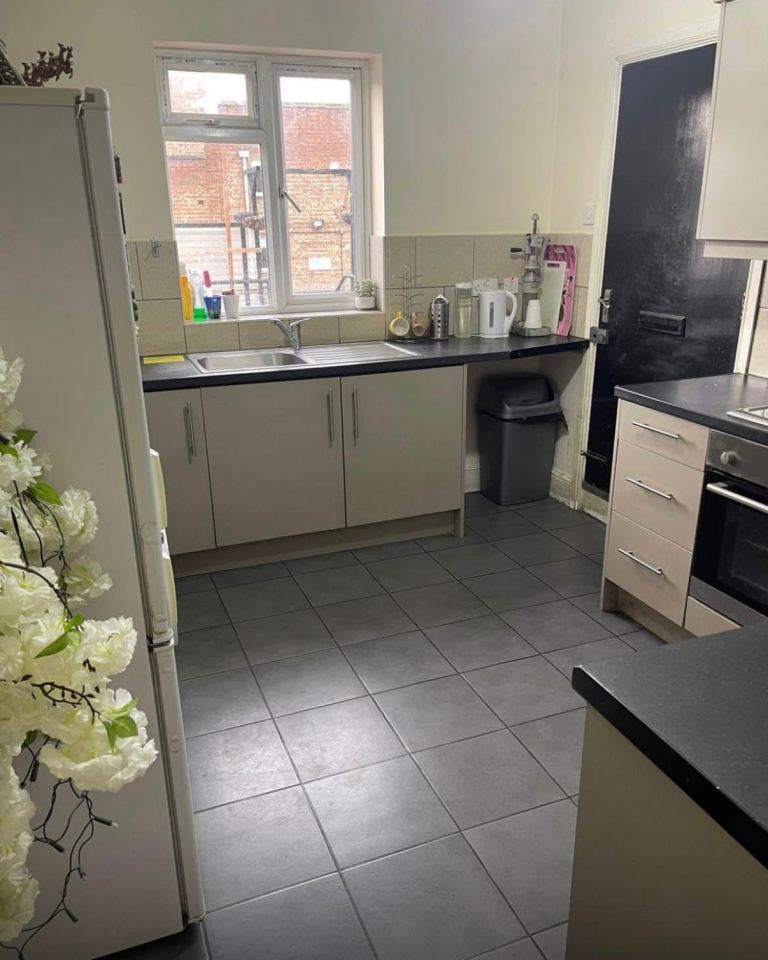 Double bedroom available in fully furnished property (UB1 1JR)