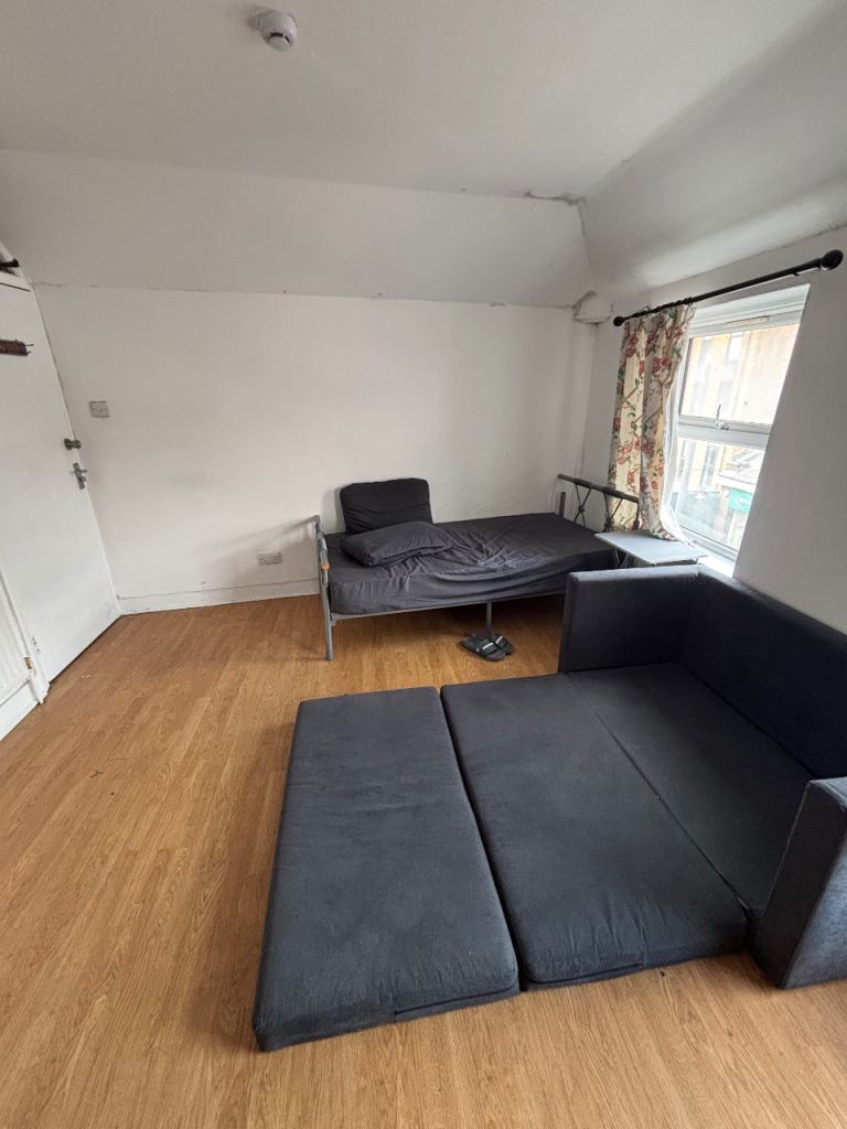 🏙️✨ Spacious Studio Room for 2 in Walthamstow E17 7JH – £850 pcm | 4 Mins to Central Station! 🚇