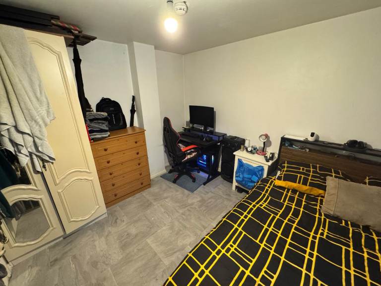 Double Room to let with shower and kitchen drive way and Garden (SS2 6LD)