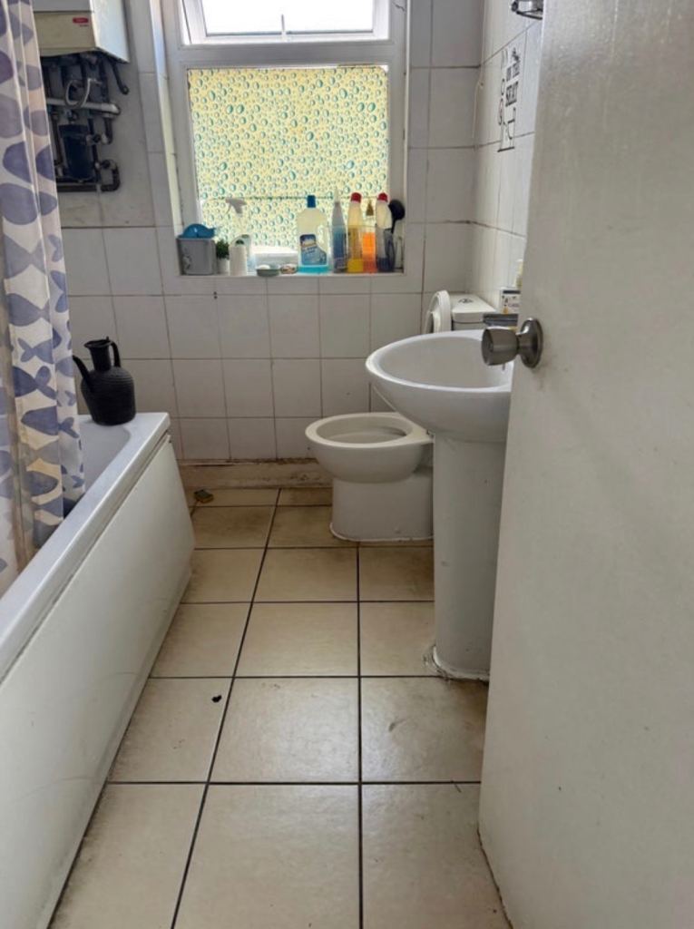 Newly Furnished Renovated Double Room - Dagenham  (RM10 8EL)