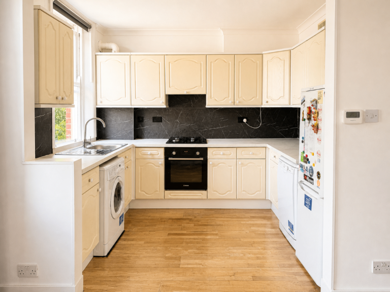 Bright 2-Bed Flat overseeing Nevern Square, Earl's Court SW5 9PD