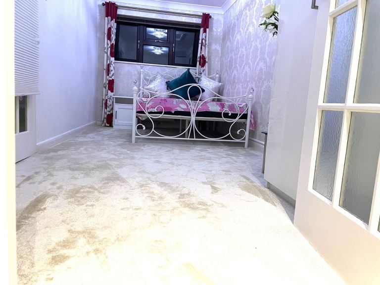 Double Room with Large En-suite (MK8 8BU)
