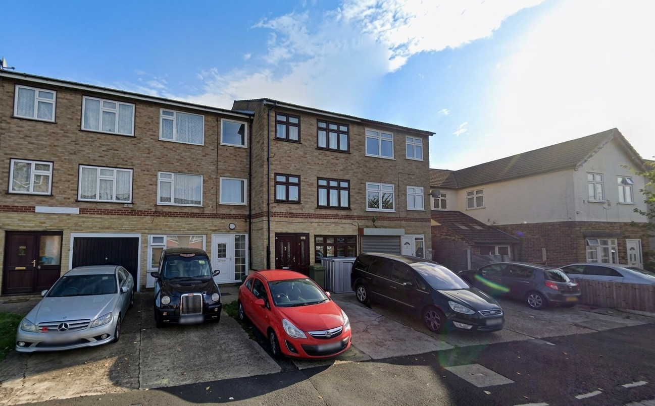 2 BED WITH 2 TOILETS , PARKING AND GARDEN NEAR ROMFORD STATION INCLUDING BILLS (RM1 2TB)