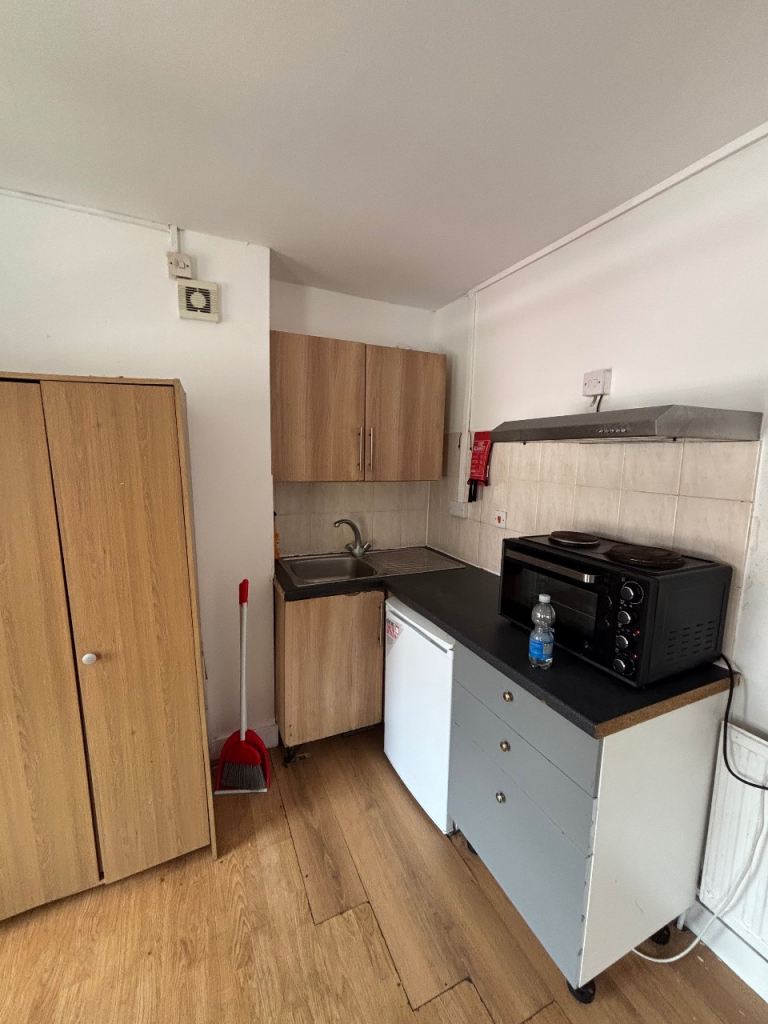 🏙️✨ Spacious Studio Room for 2 in Walthamstow E17 7JH – £850 pcm | 4 Mins to Central Station! 🚇