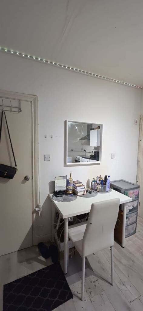 Studio to let at Romford rd, little ilford E12 5JG