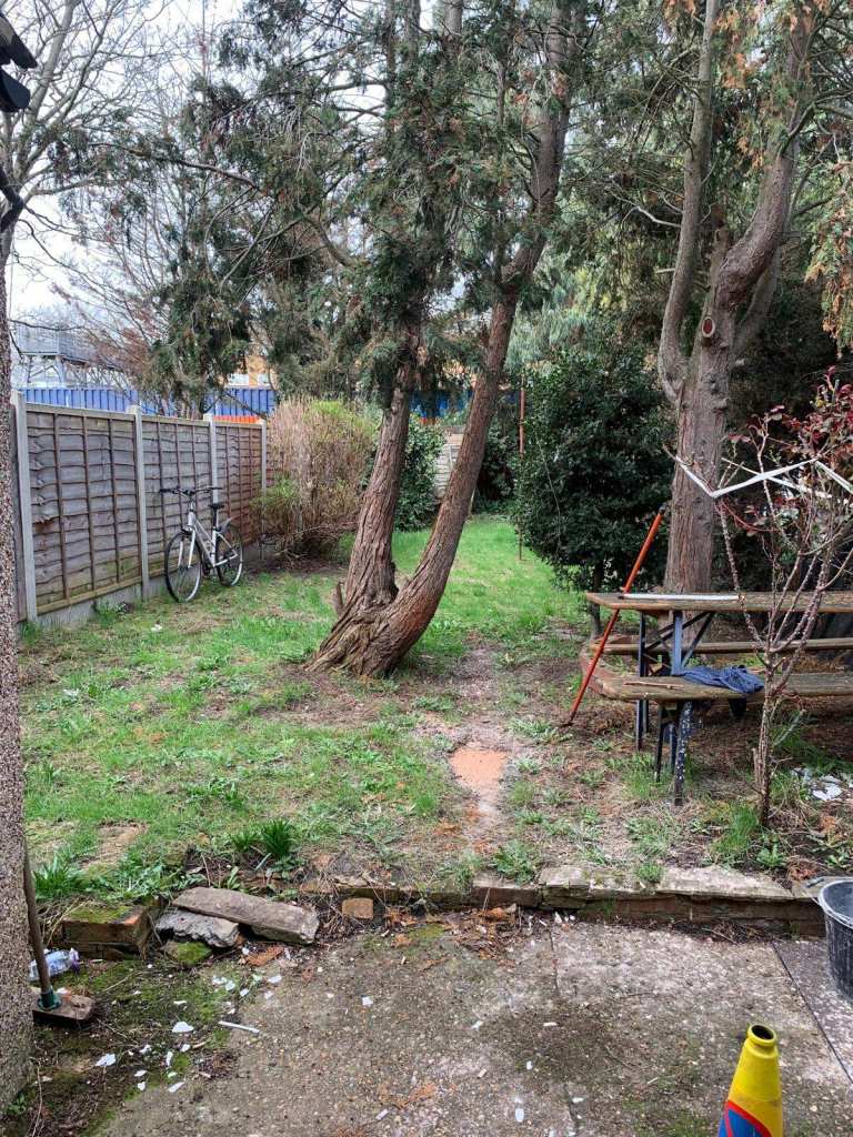 Double room to let in a 4-bedroom house at Carlyle house, Manor Park E12 6BW