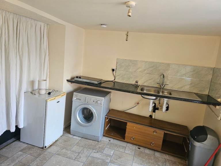A Studio Room with BILLS INCLUSIVE in Oldham (OL9 7QY)