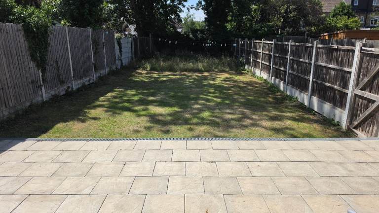 🏡 Room share Available for a female – Wards Road, Redbridge, London (IG2 7BA)