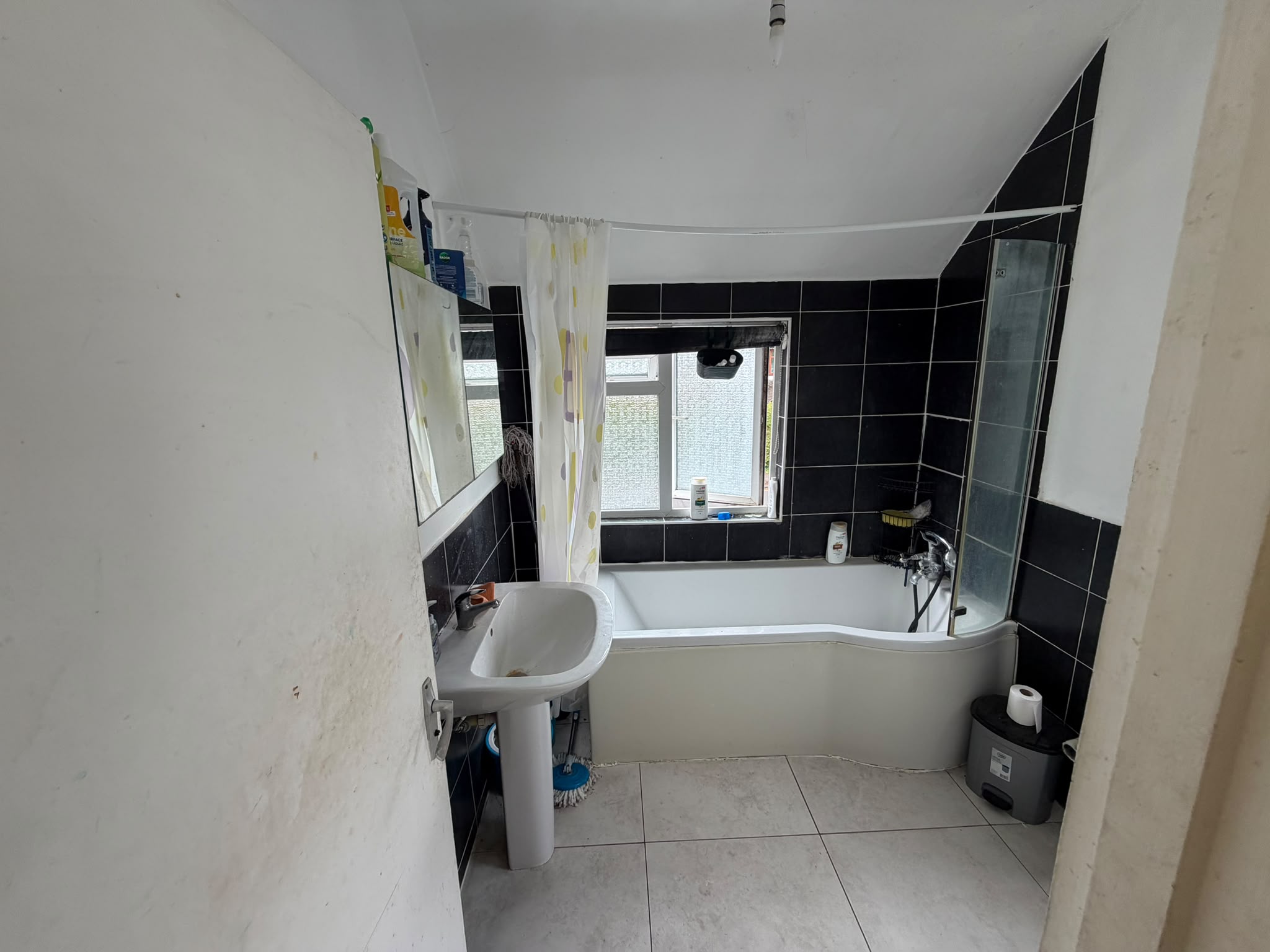 Double Room in a Shared House RG2
