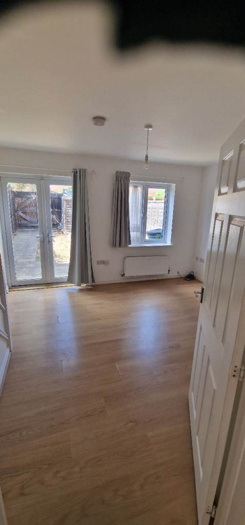 🏡✨ Beautiful 2-Bedroom Terraced House in Dartford DA1 5FX – Lake View, Garden & Parking! 🌳🚗