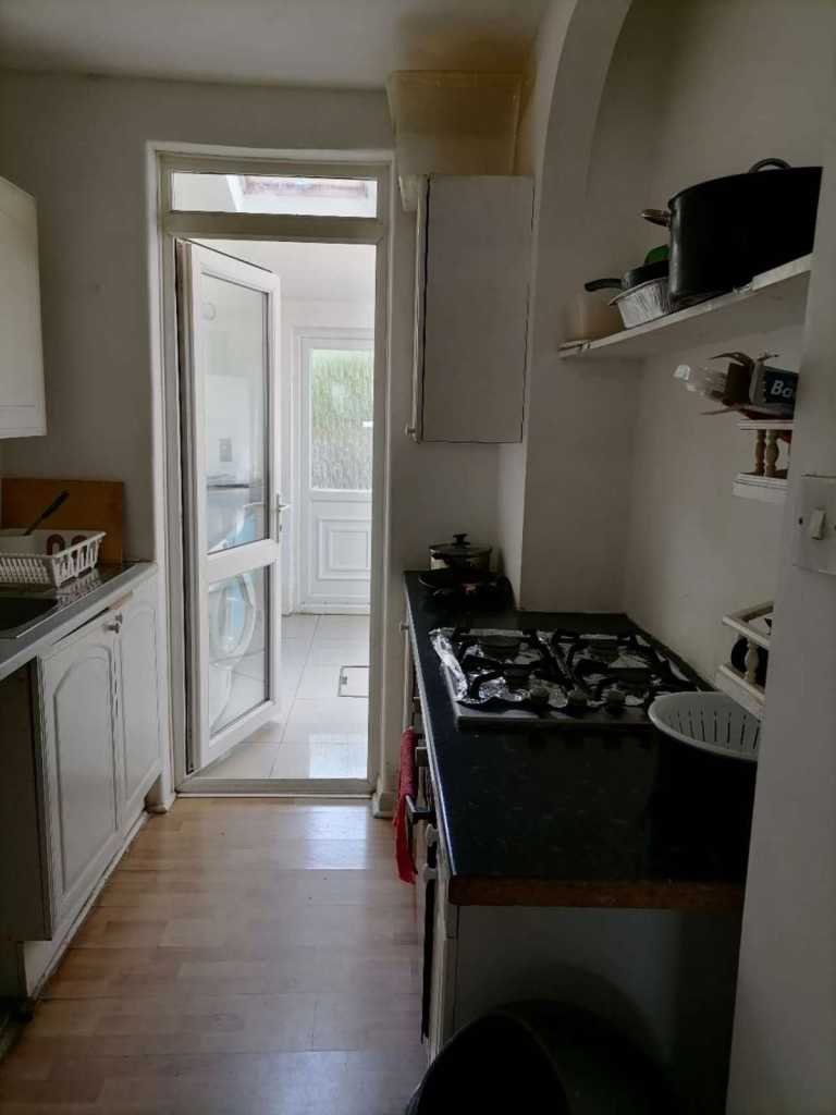 Loving double room to rent for professional including bills Mitcham, London £800pm (CR4 1SG)