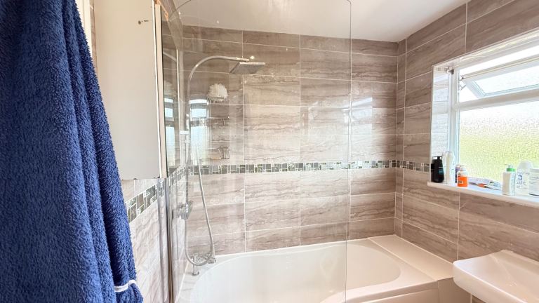 1 Single 1 double Room to Rent at Rowan avenue, Hove BN3 7JH