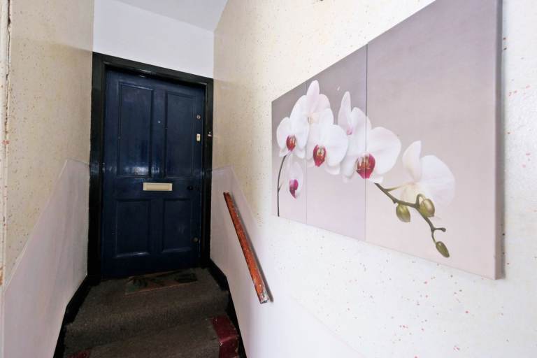 Fully furnished 2 bed upstairs flat, opposite to Aberdeen Uni, available immediately