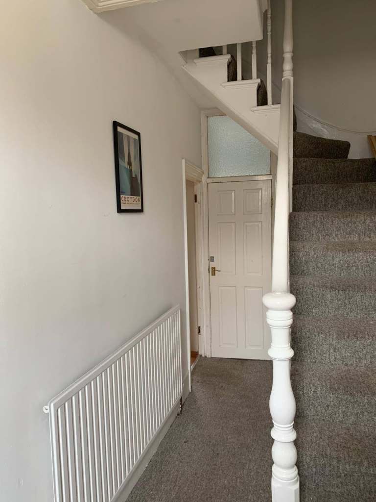 Double room to let in a 4-bedroom house at Carlyle house, Manor Park E12 6BW