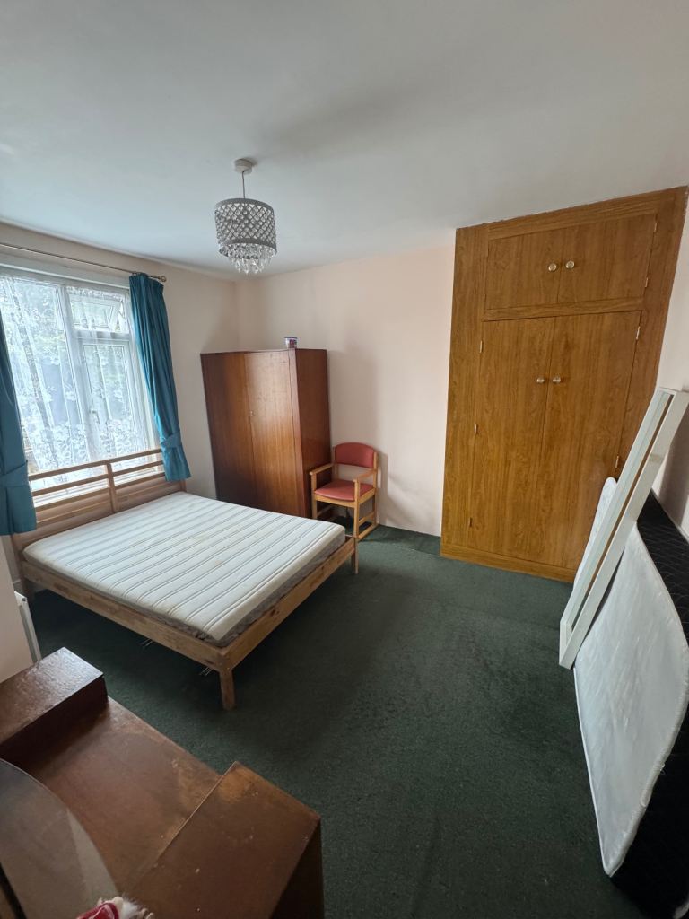 Big double room for rent (ME7 2EH)
