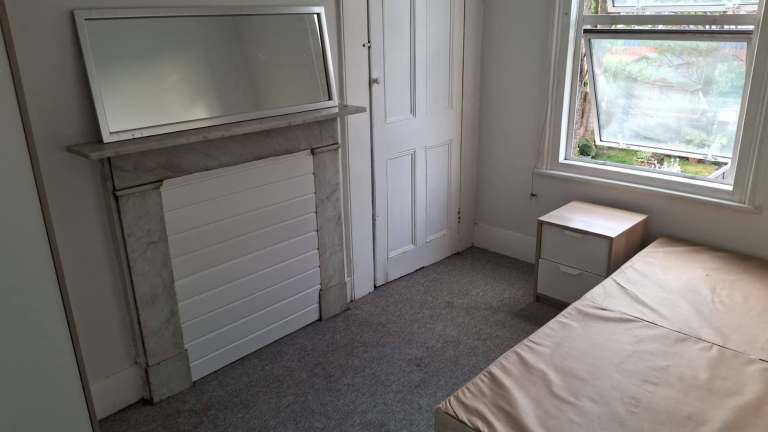 Double room to let in a 4-bedroom house at Carlyle house, Manor Park E12 6BW