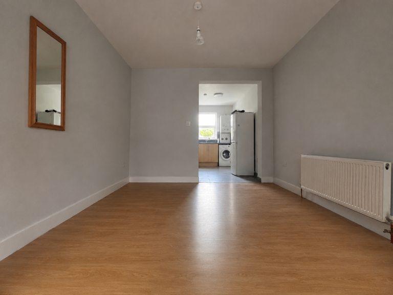 🏡 Spacious 3-Bedroom Flat in Greenford, UB6 0HH | £1,980 PCM | Part-Furnished